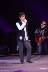 高清图：张惠妹罗大佑杨乃文摇滚个唱High翻全场