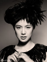 组图：周韵全新质感写真 尽显法式复古怀旧韵味