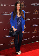 高清组图：妮娜-杜波夫蓝色西装外套搭配牛仔裤