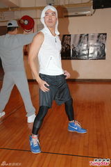 组图：古惑仔五子为个唱彩排热舞 将脱衣秀身材