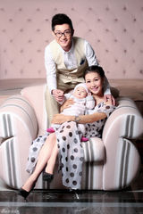 组图：金志文携妻女登封面 全家福温情迎新年