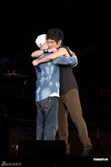 组图：曹格个唱力证与侧田兄弟情 刘德华低调助阵