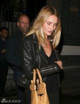 组图：斯坦森夜游体力好精神旺 女友罗西显疲惫