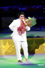 幻灯图：许志安同韩红红馆献唱 强调两人是兄妹