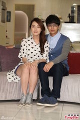 组图：唐禹哲Darren搞笑逗趣 新剧上演滚床秀