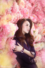 组图：佟丽娅大片置身花海 不做柔弱花朵