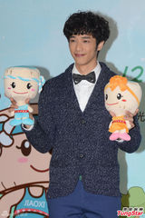 组图：刘以豪进军日本拍戏 装肚痛扮冷酷男