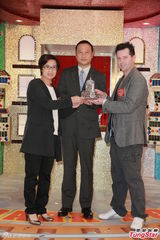 组图：郑伊健获赠水晶机器人 童心未泯最爱游戏