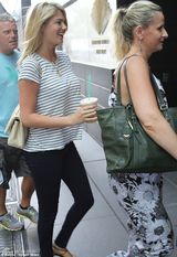 组图：抖奶超模现身街头 休闲T恤难掩丰满上围