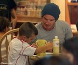 组图：贝克汉姆夫妇带儿子踢足球 场面温馨