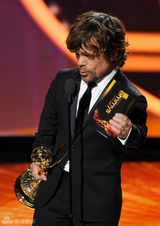 组图：艾美奖现场 彼得-丁拉基获剧情类男配角奖