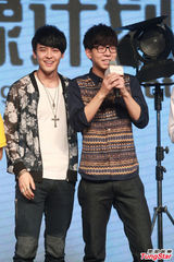 组图：胡夏帅气助阵微电影计划 与付辛博热聊