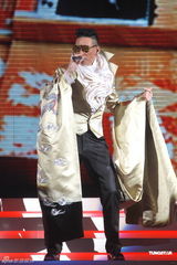 组图：苏永康香港开唱众星捧场 与钟镇涛互戴高帽