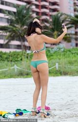 组图：超模克劳迪娅穿比基尼搔首弄姿玩自拍