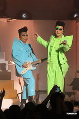 组图：达明一派开唱容祖儿献吻 有意内地巡回演出