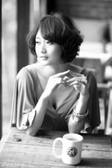 组图：阎娜杂志黑白大片演绎女性甜美