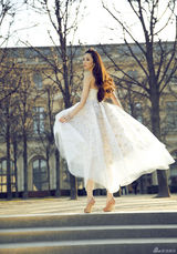 组图：吴佩慈受邀巴黎高定秀 蕾丝裙飘逸似仙子