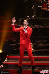 组图：陈奕迅压轴演唱 与女歌手热情拥抱