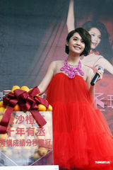 高清组图：杨丞琳喜气洋洋发新碟 裸肩上阵无惧寒流