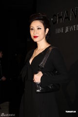 组图：赌王三女齐聚珠宝展 陈法蓉演绎冷感美