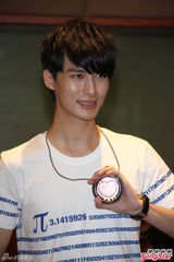 组图：严爵害羞不露人鱼线 女记者上阵验收