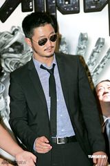 幻灯图集：《机器侠》上海记者会 孙俪秀香肩