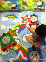 组图：微镜头下的小小志 呆萌可爱完胜童颜老爸