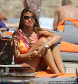 组图：索菲娅曝沙滩性感照 翘腿弄姿秀曲线