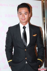 高清图：《冲上云霄2》庆功 张智霖跪吻陈法拉