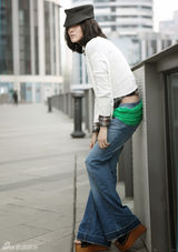 组图：吴岱凝随性写真曝光 轻熟女状态令人羡慕