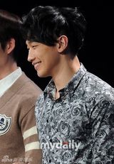 组图：Rain复出霸气夺冠 东方神起帅气回归