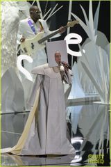 组图：LadyGaGa快速变装 方块头贝壳装露臀抢镜