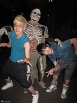 组图：AK组合香港迪斯尼迎万圣节 黑色世界玩个痛快