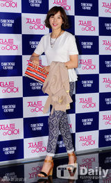 组图：郑京浩金素恩等捧爱心支持英国影片试映