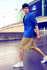 组图：鲍春来登时尚杂志封面 玩转伦敦风情