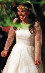 组图：波特曼婚礼内景曝光 戴花环开心舞蹈