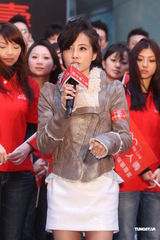 组图：蔡依林代言忙做蛋糕 谈及男友锦荣笑而不答