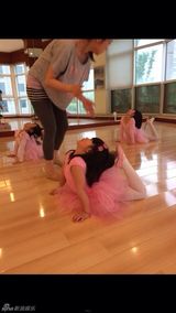 组图：王诗龄学跳舞做高难度动作 粉嘟嘟惹人爱