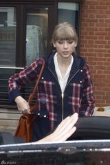 高清图：斯威夫特亮相伦敦 英伦格子装淡妆甜美