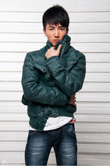 组图：许诺秀冬装搭配 突显帅气时尚魅力