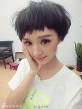 组图：女子酷似杨幂  网友直呼傻傻分不清