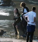 组图：《暮光》女主角新片扮公主 遭喷水露半球