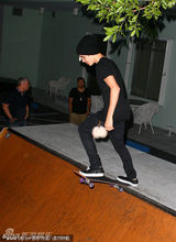 组图：比伯大秀高超滑板技巧耍帅粉丝围观