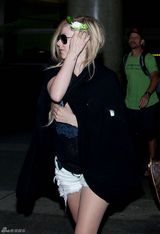 组图：艾薇儿口含棒棒糖手挥国旗开心回洛城