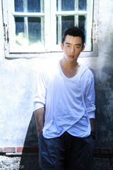 组图：郑恺户外春装写真展白衣诱惑