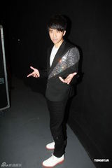 组图：光良演唱会台上庆生 被男歌迷示爱显尴尬