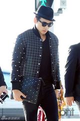 组图：Rain赴新加坡亮相机场 礼帽铆钉装帅气