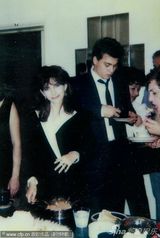 组图：德普30年前结婚照曝光 被亲友塞蛋糕整惨