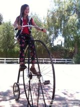 组图：可爱萝莉小康妮生活照 自曝想与王力宏合作