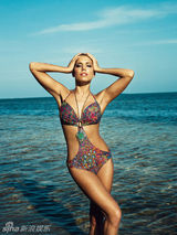 组图：范德法特娇妻战胜乳癌拍性感写真